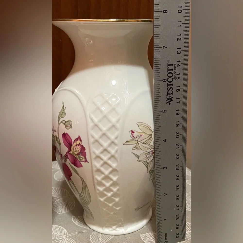 ROYAL WINTON Vintage Rare Elegant Porcelain Vase- 4 Sided w/Flowers🪻 & ♦️Lattice